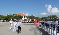 Nguyen Phu Trong travaille avec les responsables de la 4ème zone navale